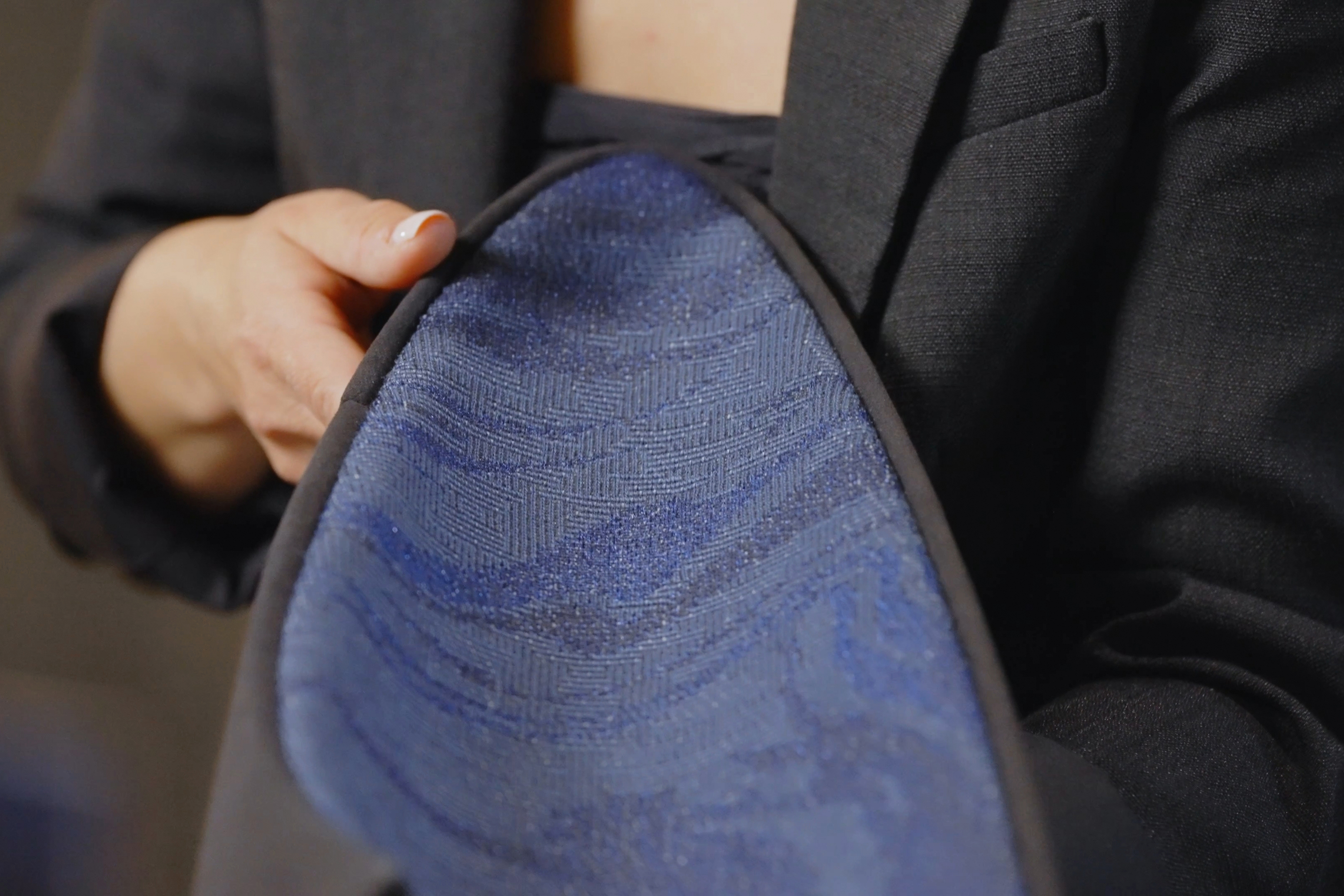 Das Team befasste sich mit Herstellern aus der Modebranche und passte deren Materialien an die Anforderungen der Automobilbranche an.